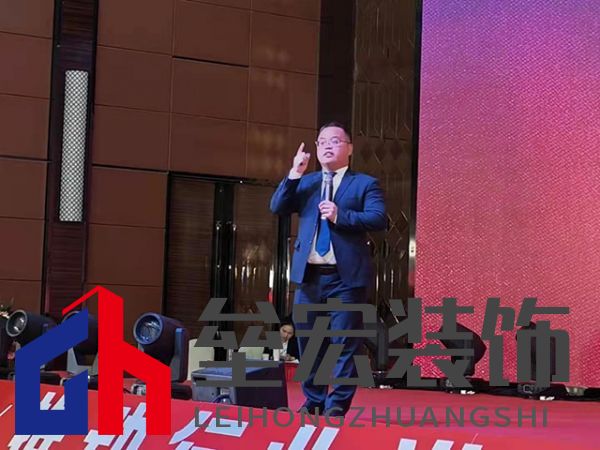 隨后,航邦衛(wèi)浴華中區(qū)營銷總監(jiān)陳喜杰先生就2022年營銷動向展開陳述。今年營銷層面將延續(xù)具有攻擊性和高密度的營銷政策,確保航邦在各地終端的絕對優(yōu)勢不動搖。讓更多的消費者,以更少的預(yù)算,用上更加優(yōu)質(zhì)的衛(wèi)浴產(chǎn)品,用超高的性價比助力廣大青年群體實現(xiàn)高品質(zhì)的“新居夢”。