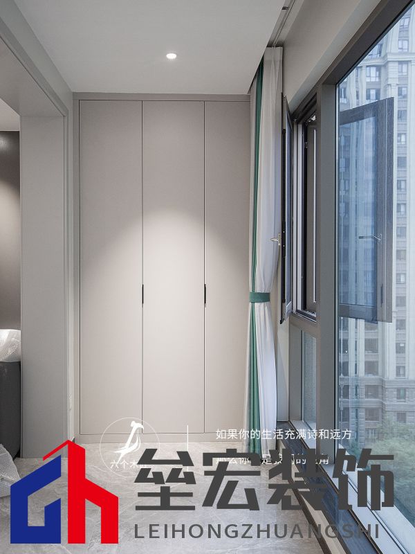 103㎡三居室一門(mén)到頂?shù)囊鹿裨O(shè)計(jì)，簡(jiǎn)約又溫馨