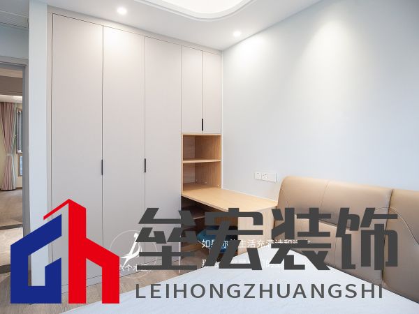 103㎡三居室一門(mén)到頂?shù)囊鹿裨O(shè)計(jì)，簡(jiǎn)約又溫馨