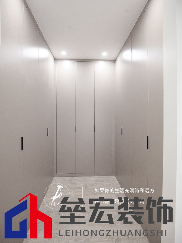 103㎡三居室一門(mén)到頂?shù)囊鹿裨O(shè)計(jì)，簡(jiǎn)約又溫馨