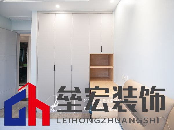 103㎡三居室一門(mén)到頂?shù)囊鹿裨O(shè)計(jì)，簡(jiǎn)約又溫馨