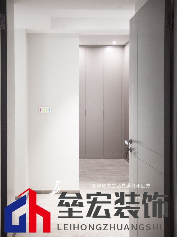 103㎡三居室一門(mén)到頂?shù)囊鹿裨O(shè)計(jì)，簡(jiǎn)約又溫馨