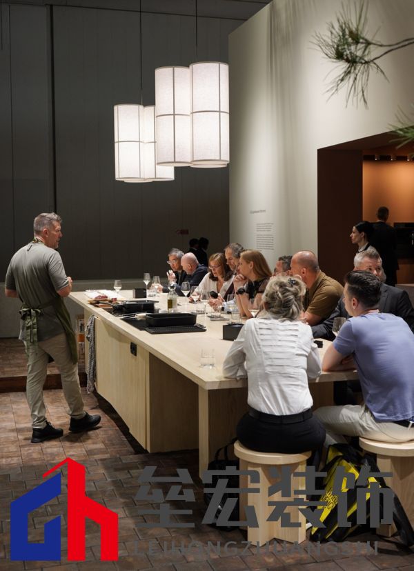 一群人在房間里 描述已自動(dòng)生成