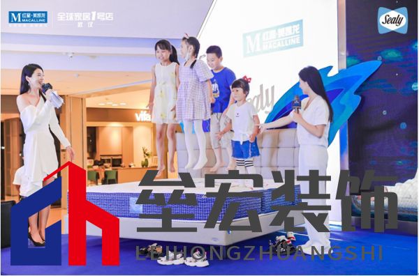  何姿現(xiàn)場邀請(qǐng)小朋友在絲漣“曜“上體驗(yàn)跳水起跳動(dòng)作